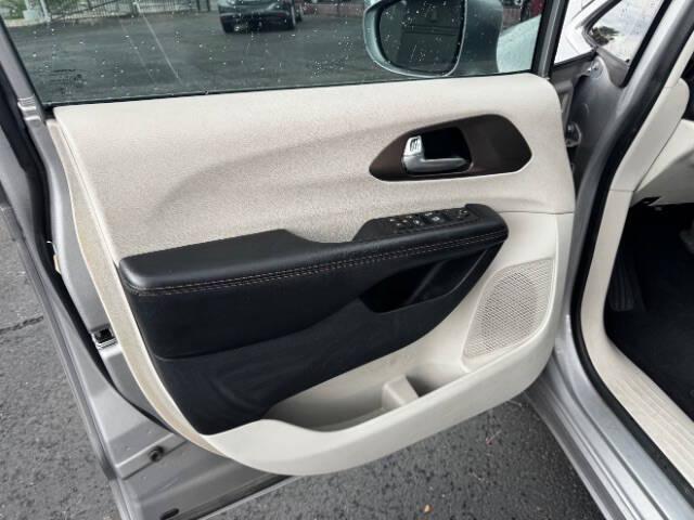 2017 Chrysler Pacifica Touring-L