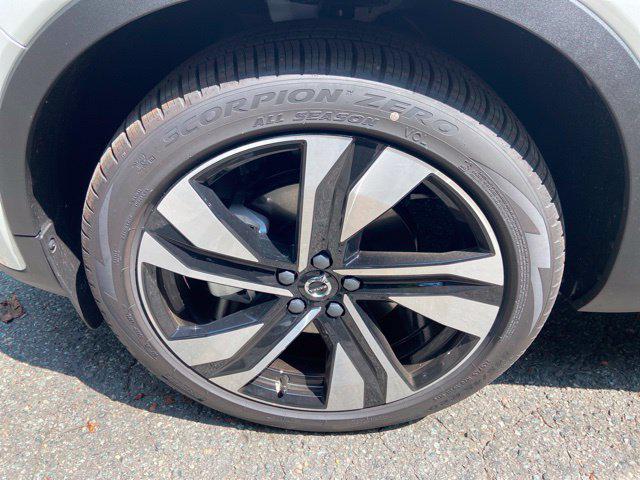 2026 Volvo XC40 Plus, B5 AWD Gas mild hybrid, Dark
