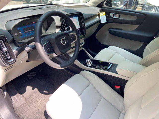 2026 Volvo XC40 Plus, B5 AWD Gas mild hybrid, Dark