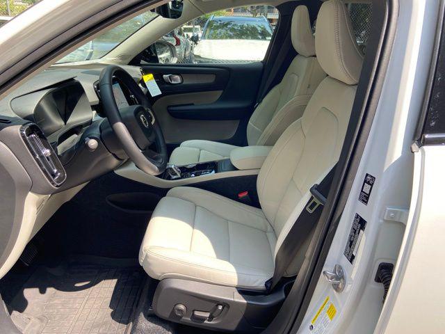 2026 Volvo XC40 Plus, B5 AWD Gas mild hybrid, Dark
