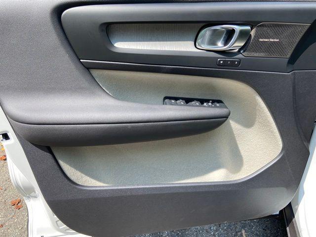 2026 Volvo XC40 Plus, B5 AWD Gas mild hybrid, Dark