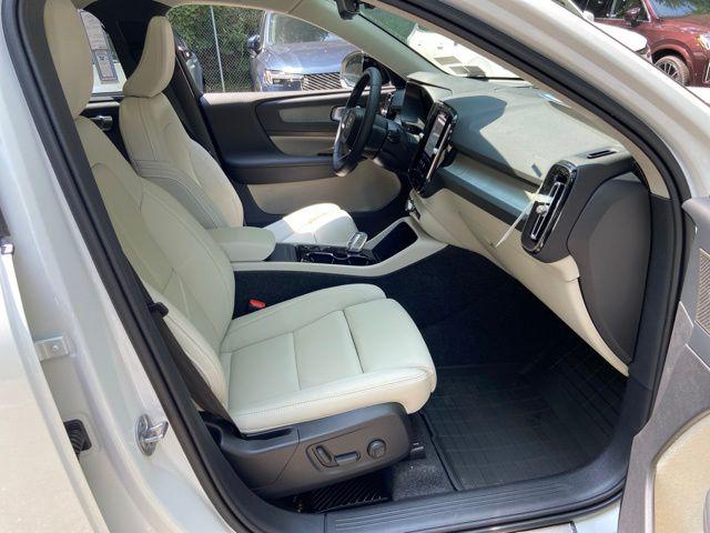 2026 Volvo XC40 Plus, B5 AWD Gas mild hybrid, Dark