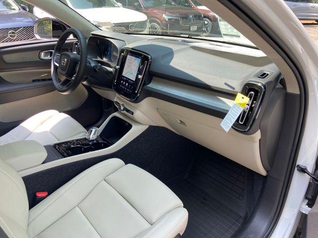 2026 Volvo XC40 Plus, B5 AWD Gas mild hybrid, Dark