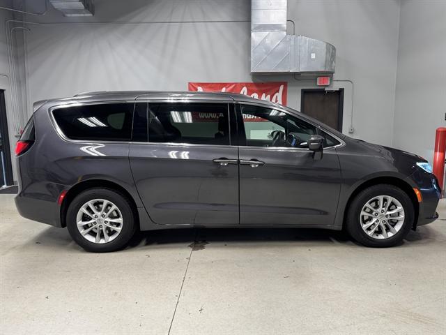 2022 Chrysler Pacifica Touring AWD