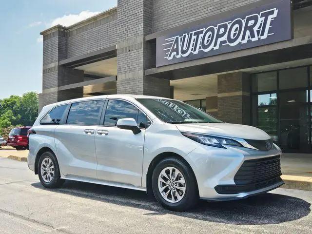 2021 Toyota Sienna LE for sale in Ellisville, MO