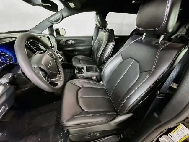 2026 Chrysler Pacifica Select AWD