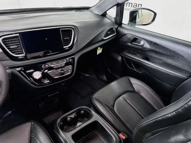 2026 Chrysler Pacifica Select AWD