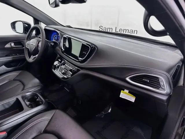 2026 Chrysler Pacifica Select AWD