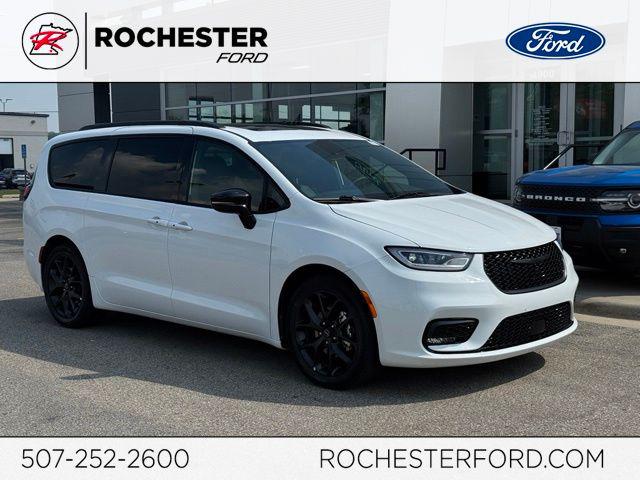 2025 Chrysler Pacifica Limited for sale in Rochester, MN