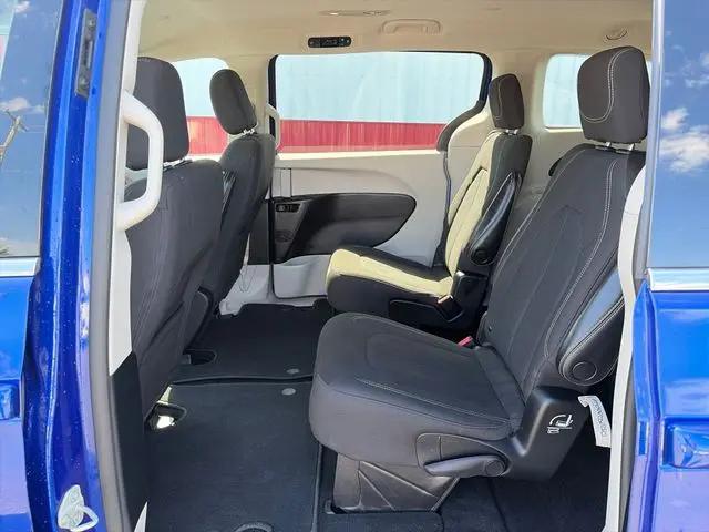 2021 Chrysler Voyager LX