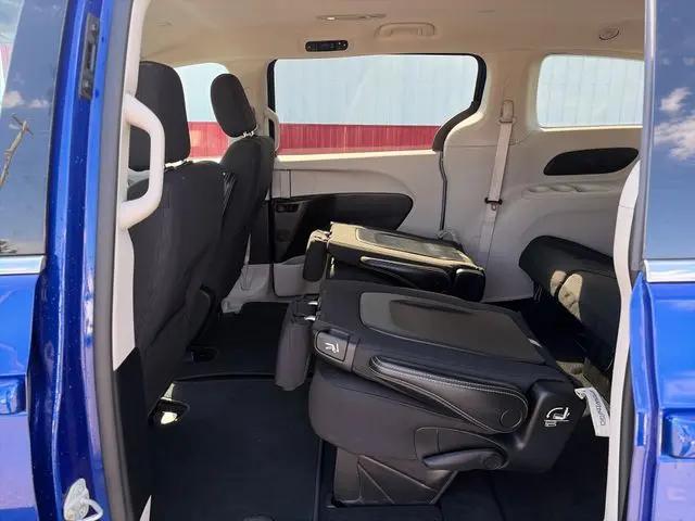 2021 Chrysler Voyager LX