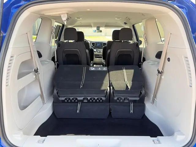 2021 Chrysler Voyager LX