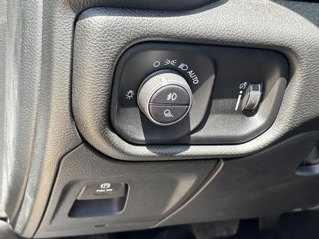 2026 Ram 1500 Express Crew Cab 4x4 57 Box