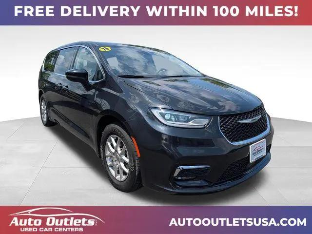 2023 Chrysler Pacifica Touring L for sale in Farmington, NY