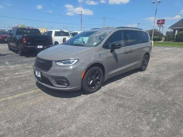 2024 Chrysler Pacifica Hybrid Premium S Appearance Pkg for sale in Davenport, IA