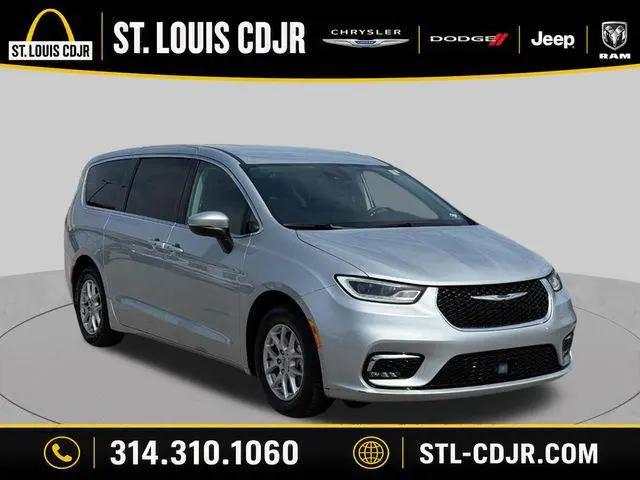 2023 Chrysler Pacifica Touring L for sale in Bridgeton, MO