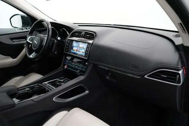 2017 Jaguar F-PACE 35t R-Sport