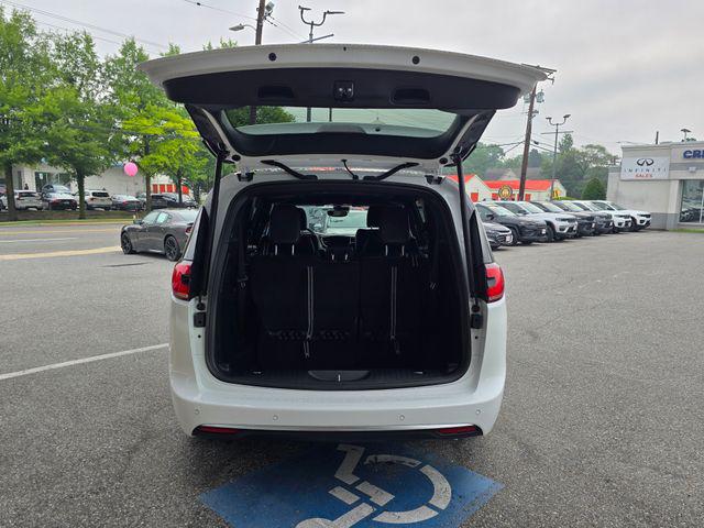 2027 Chrysler Pacifica Select