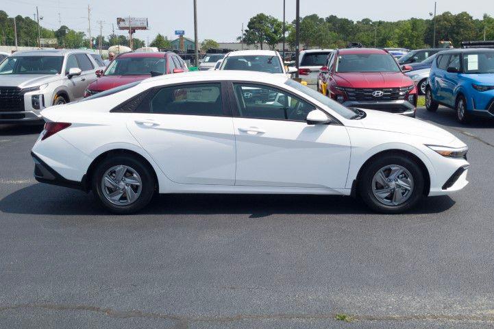 New 2026 White HYUNDAI SE image 4