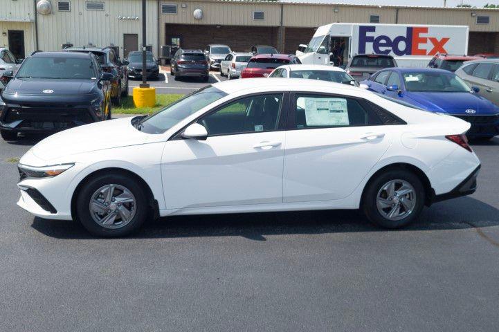 New 2026 White HYUNDAI SE image 8