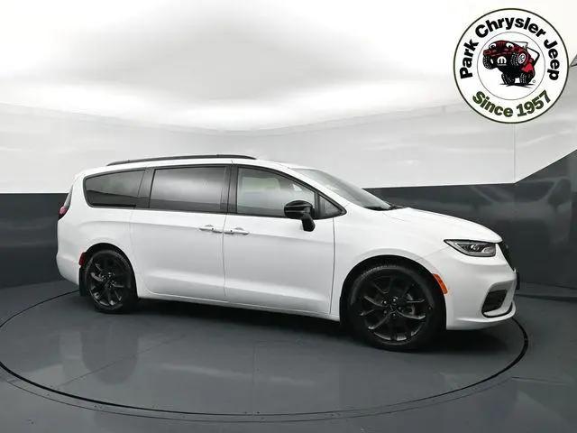 2024 Chrysler Pacifica Touring L for sale in Burnsville, MN