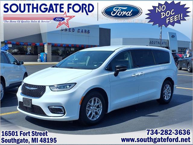 2024 Chrysler Pacifica Touring L for sale in Southgate, MI