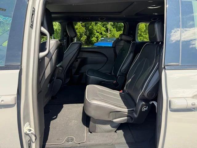 2025 Chrysler Pacifica Limited AWD