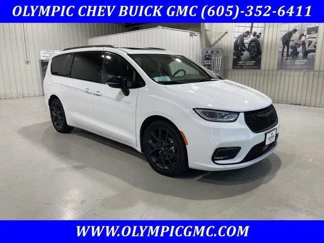 2023 Chrysler Pacifica Limited for sale in Huron, SD