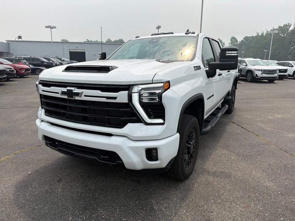Summit White 2024 Chevrolet Silverado 2500HD Pickup Truck Four-Wheel Drive Automatic