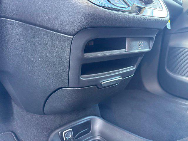 2027 Chrysler Pacifica Select AWD