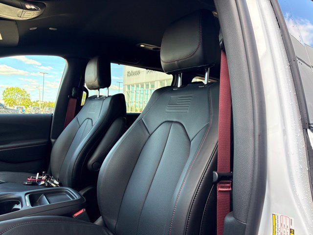 2027 Chrysler Pacifica Select AWD