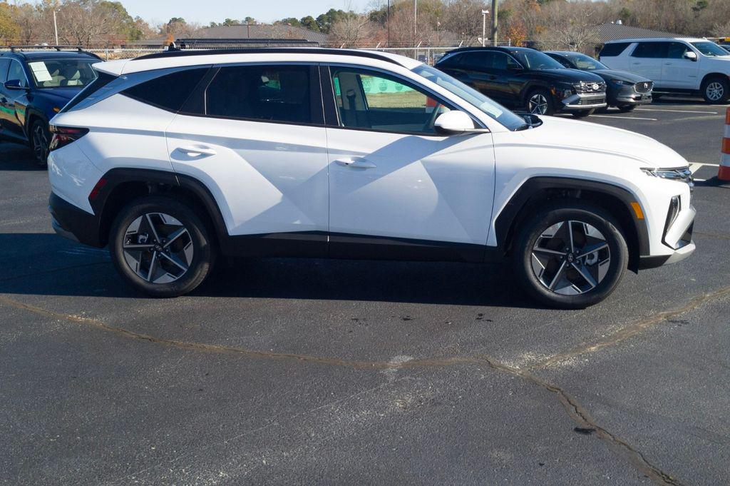 New 2026 Creamy White Pearl HYUNDAI SEL FWD image 4