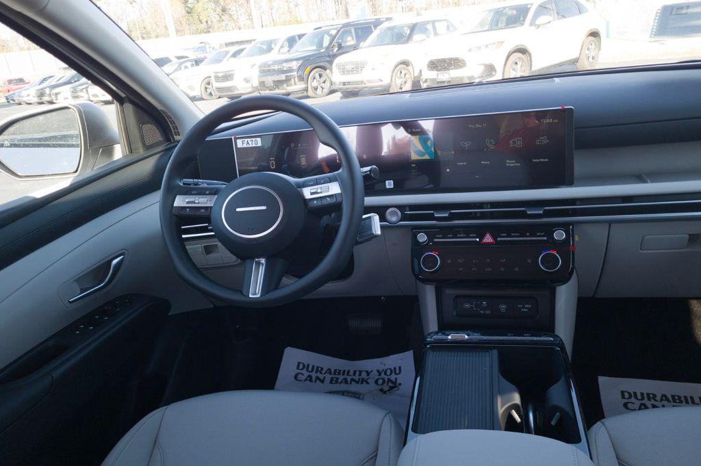 New 2026 Creamy White Pearl HYUNDAI SEL FWD image 19