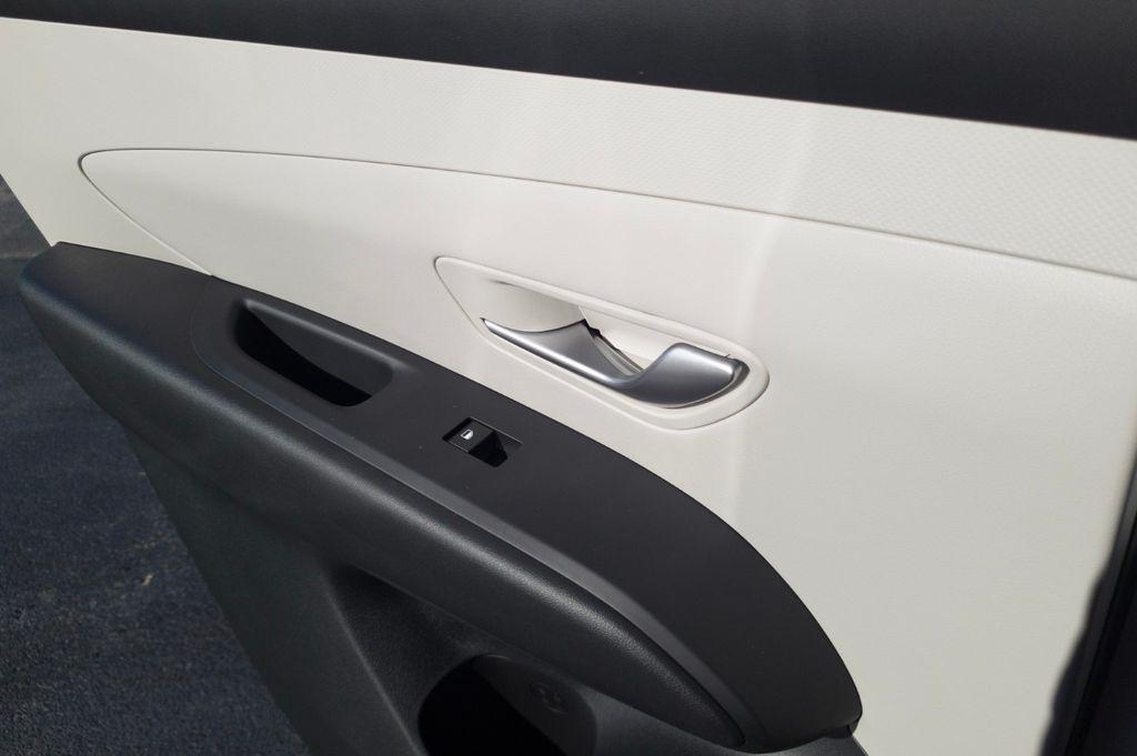 New 2026 Creamy White Pearl HYUNDAI SEL FWD image 21