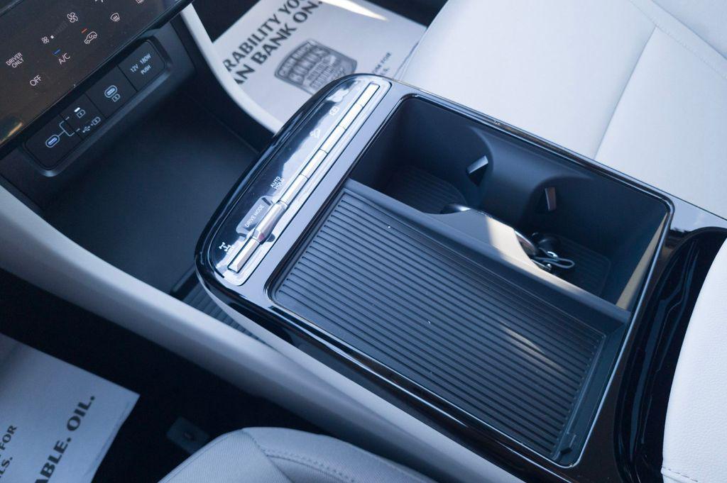 New 2026 Creamy White Pearl HYUNDAI SEL FWD image 24