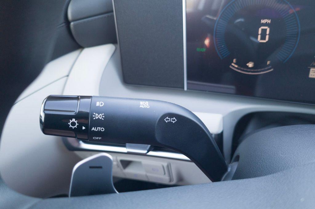 New 2026 Creamy White Pearl HYUNDAI SEL FWD image 31