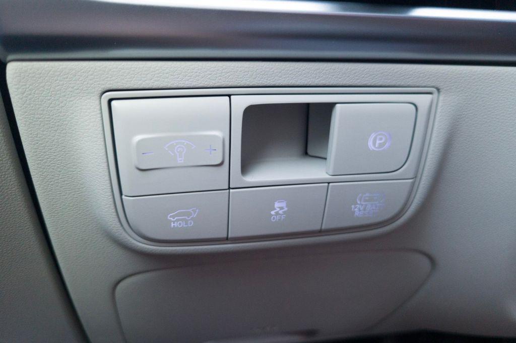 New 2026 Creamy White Pearl HYUNDAI SEL FWD image 32