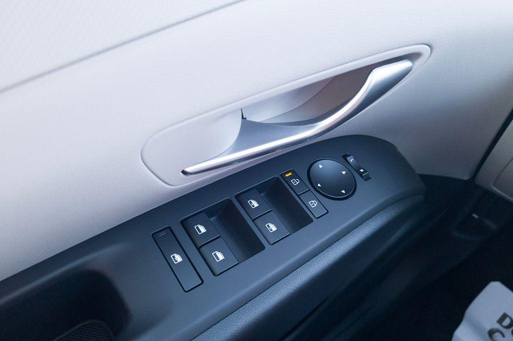 New 2026 Creamy White Pearl HYUNDAI SEL FWD image 33