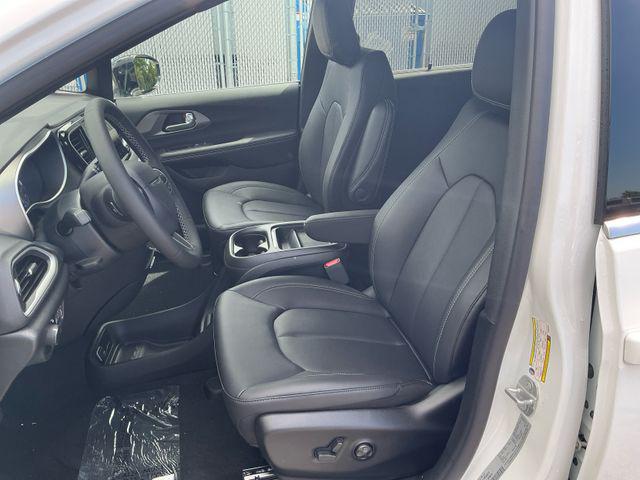 2027 Chrysler Pacifica LX