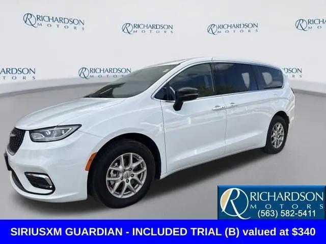 2025 Chrysler Pacifica Select for sale in Dubuque, IA