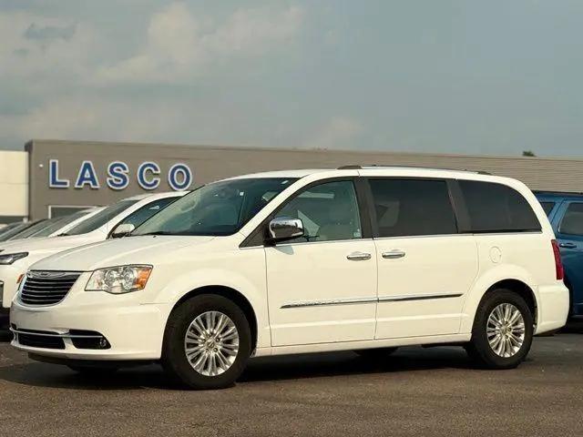 2015 Chrysler Town & Country Limited for sale in Fenton, MI