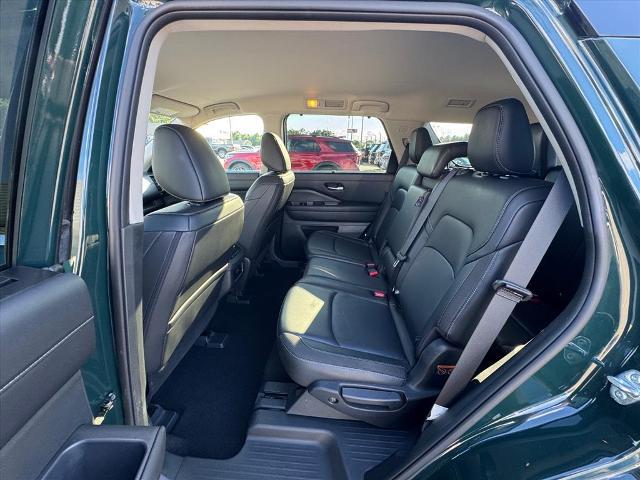 2025 Nissan Pathfinder SL FWD
