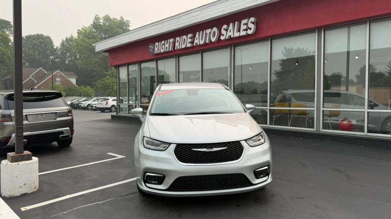 2022 Chrysler Pacifica Hybrid Touring L for sale in Eastpointe, MI