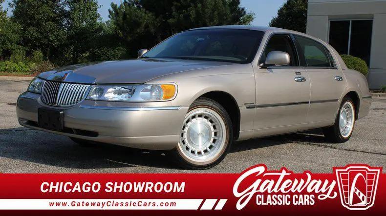 2002 Lincoln Town Car Executive for sale in O Fallon, IL