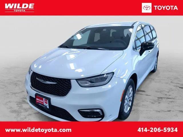 2025 Chrysler Pacifica Select for sale in West Allis, WI