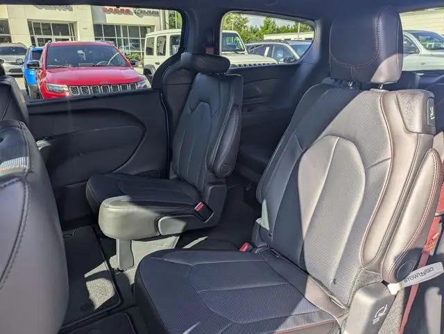 2027 Chrysler Pacifica Select