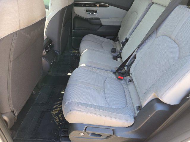 2023 Honda Pilot LX - Photo 15