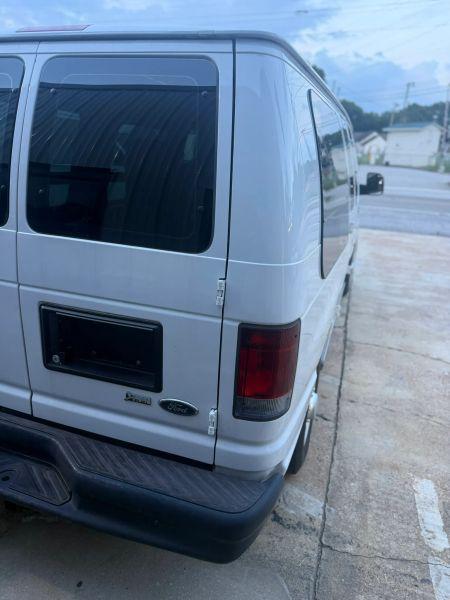 2011 Ford E-150 Base
