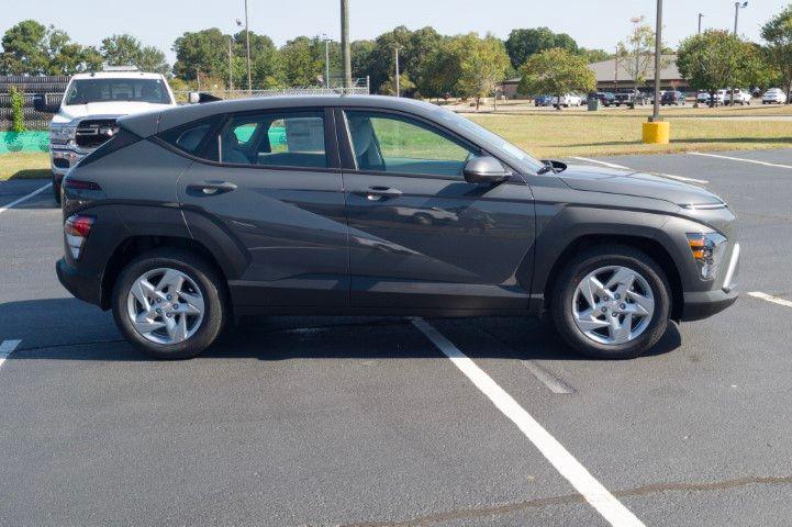 New 2027 Gray Hyundai SE FWD image 4