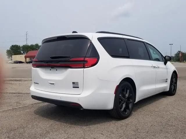 2027 Chrysler Pacifica Select